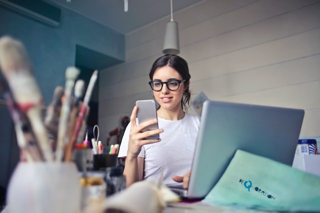 7 أخطاء شائعة يرتكبها الناس عند تنظيف الأجهزة الإلكترونية والكهربائية